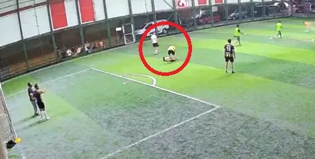 Avcılar'da genç futbolcu halı sahada hayatını kaybetti
