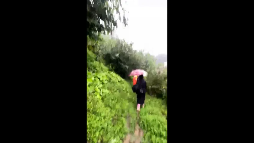 Rize’de heyelan paniği İtfaiye ekipleri iki kardeşi evden çıkardı