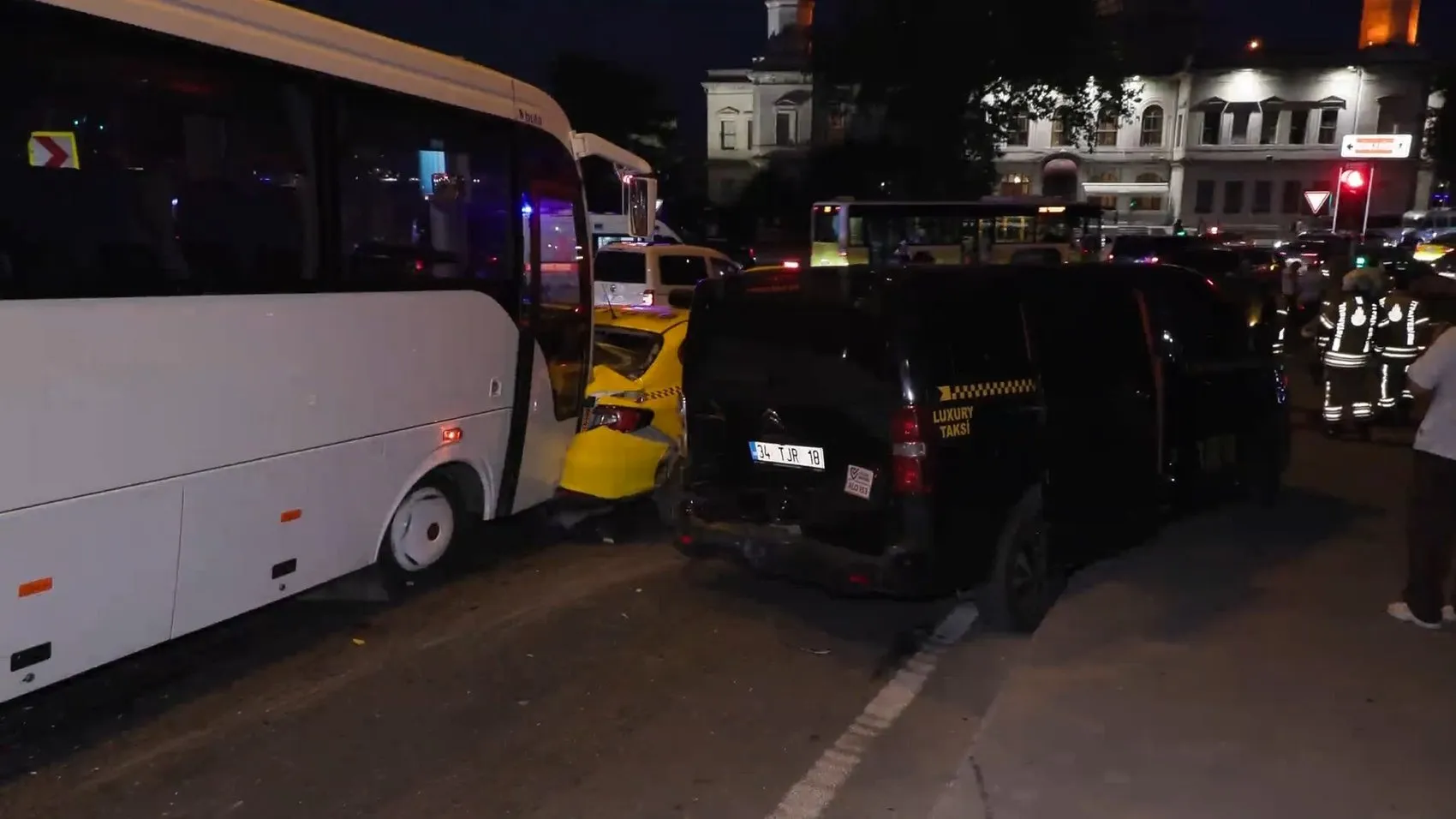 Beyoğlu’nda servis minibüsü sekiz aracı birbirine kattı