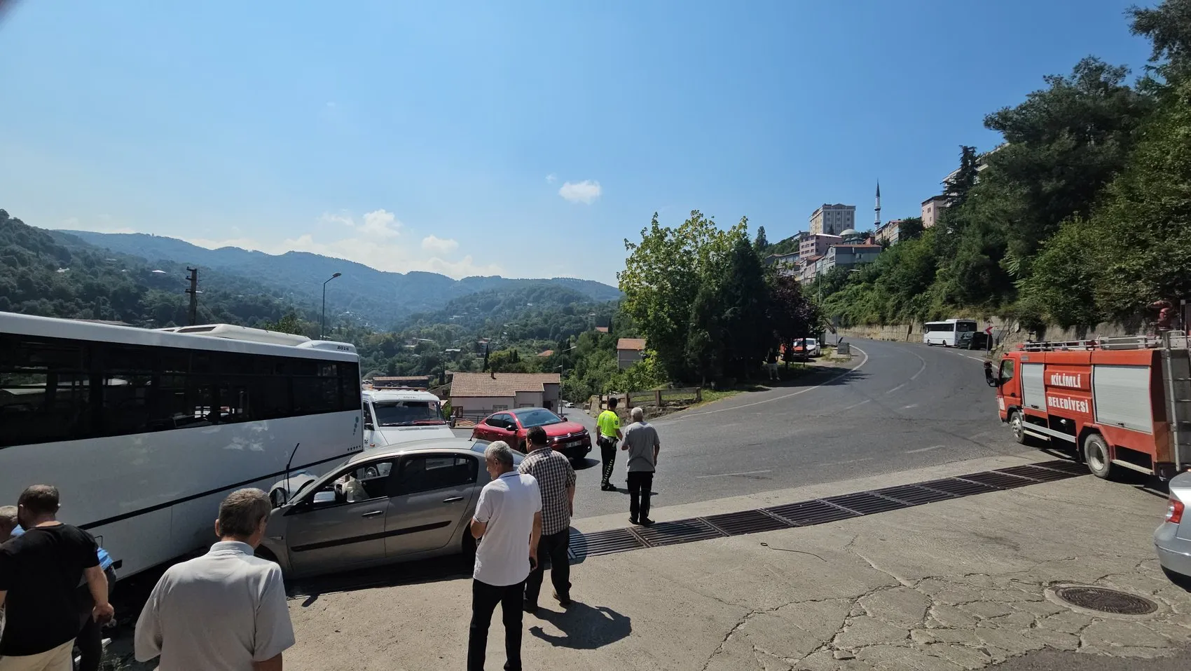 Zonguldak Kilimli yolunda halk otobüsü ile otomobil çarpıştı