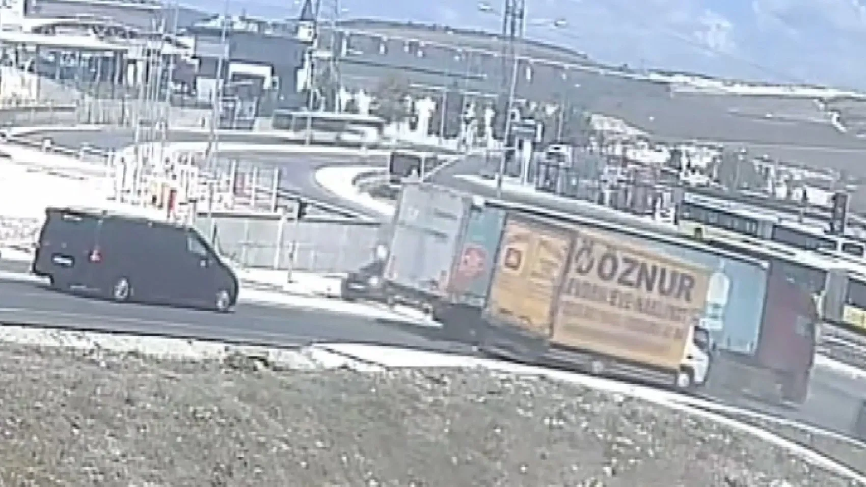 Başakşehir'de dehşet anları: Yokuştan hızla inen kamyonet ortalığı savaş alanına çevirdi