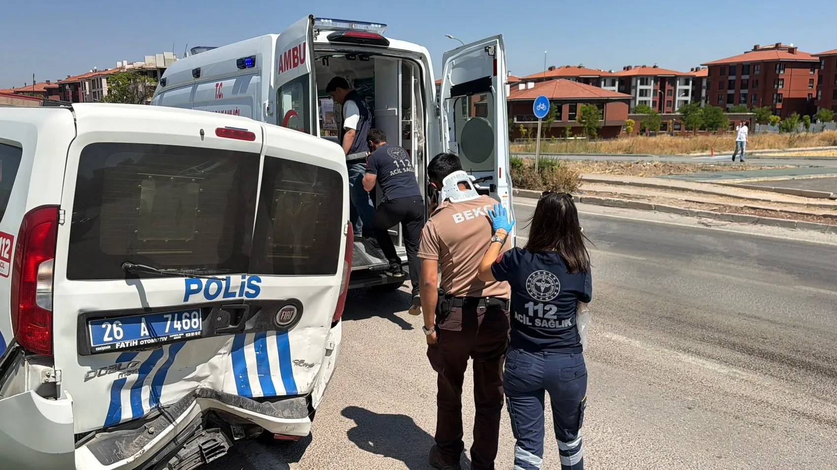 Eskişehir’de trafik kazasına müdahale eden polis ekibi kaza geçirdi