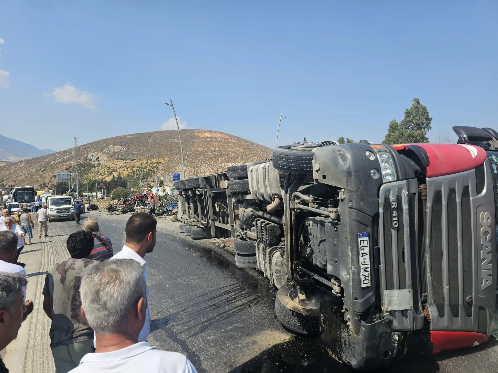 Belen yolunda tehlikeli kaza TIR devrildi
