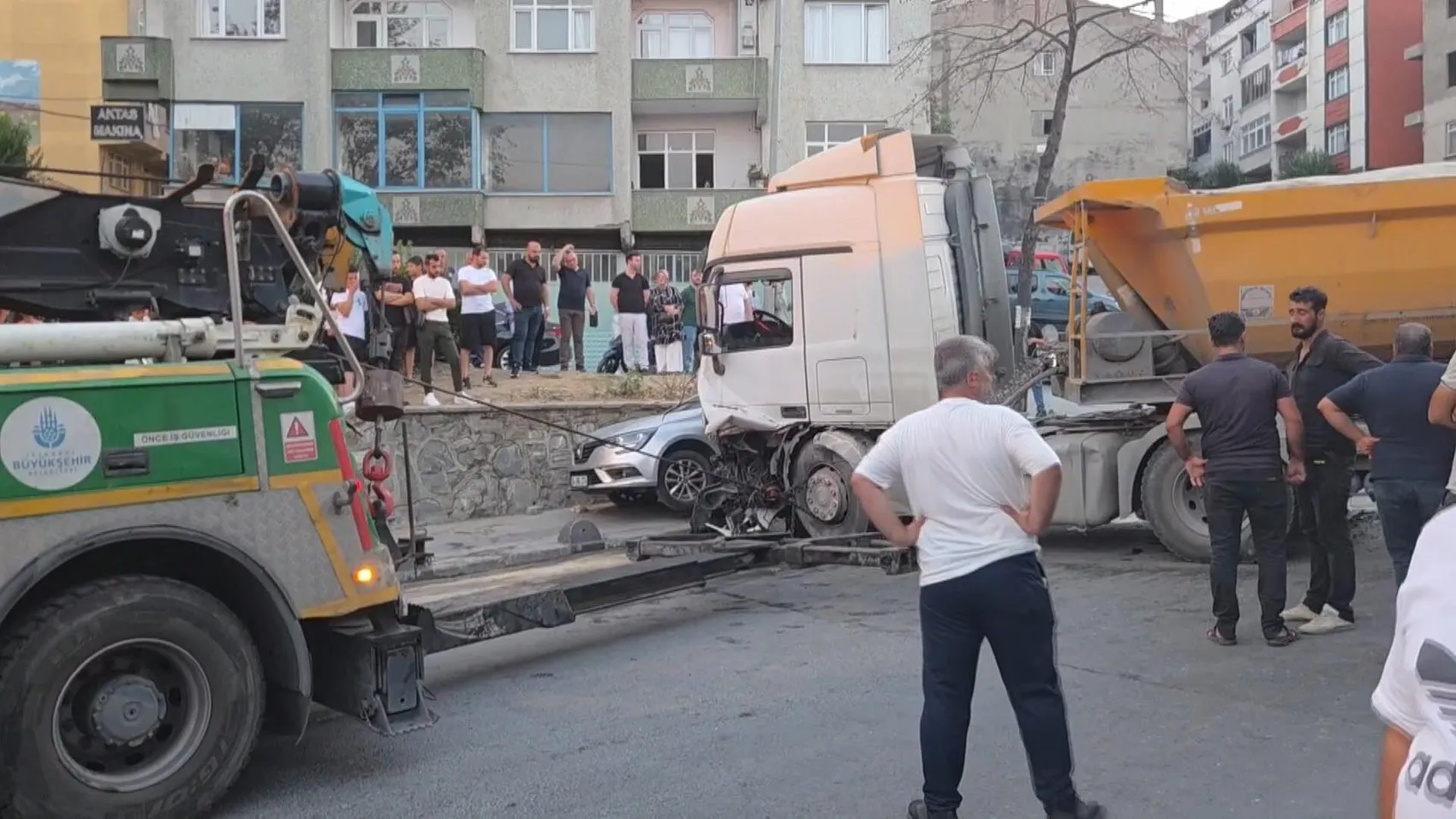 Esenler'de kontrolden çıkan hafriyat kamyonu ortalığı birbirine kattı