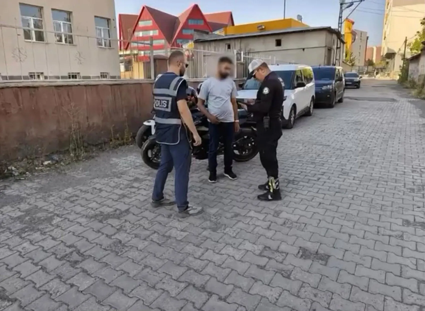Ağrı'da motosikletle geceyi birbirine katan sürücüye ağır ceza