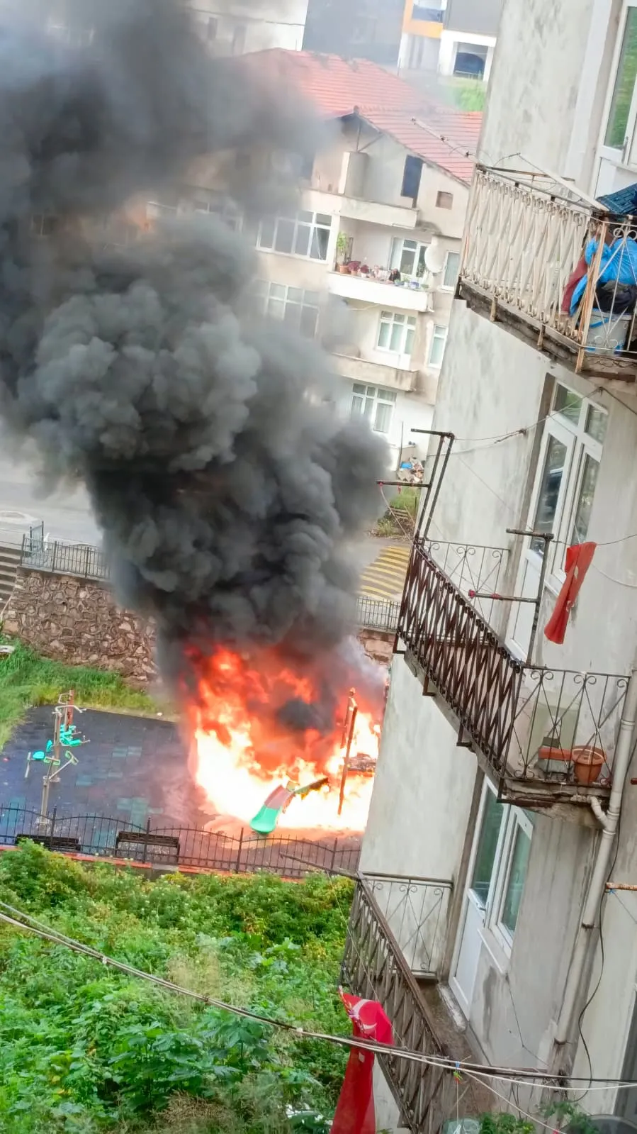 Zonguldak'ta çocukların 'üşüdük' bahanesiyle yaktığı kaydırak mahalleyi ayağa kaldırdı