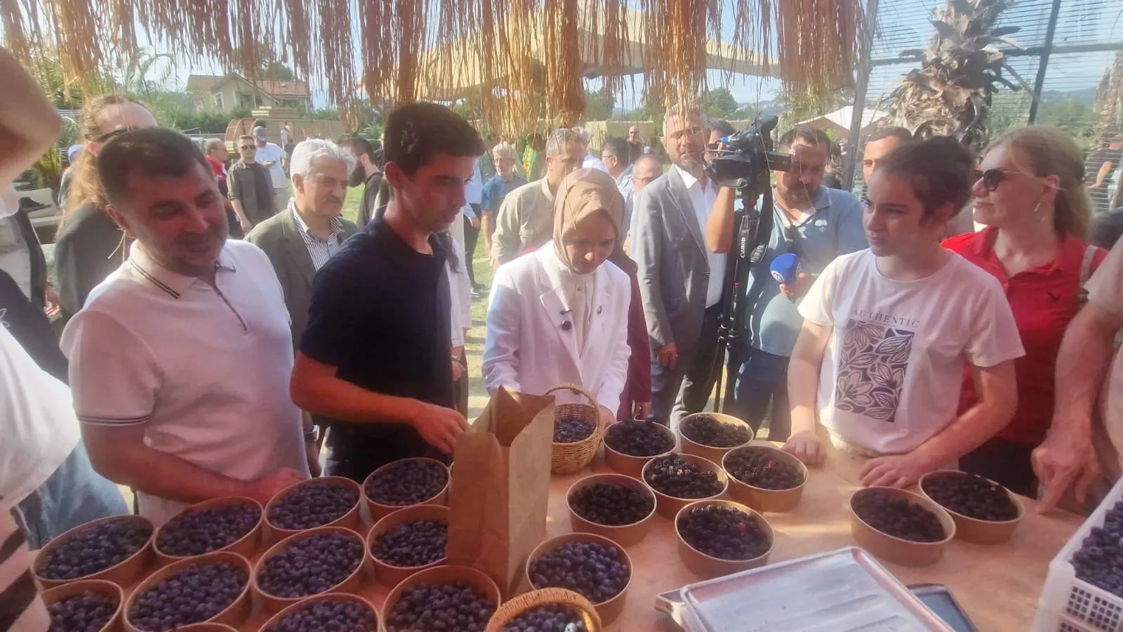 Bakan Göktaş Düzce'de genç girişimcinin bahçesini ziyaret etti