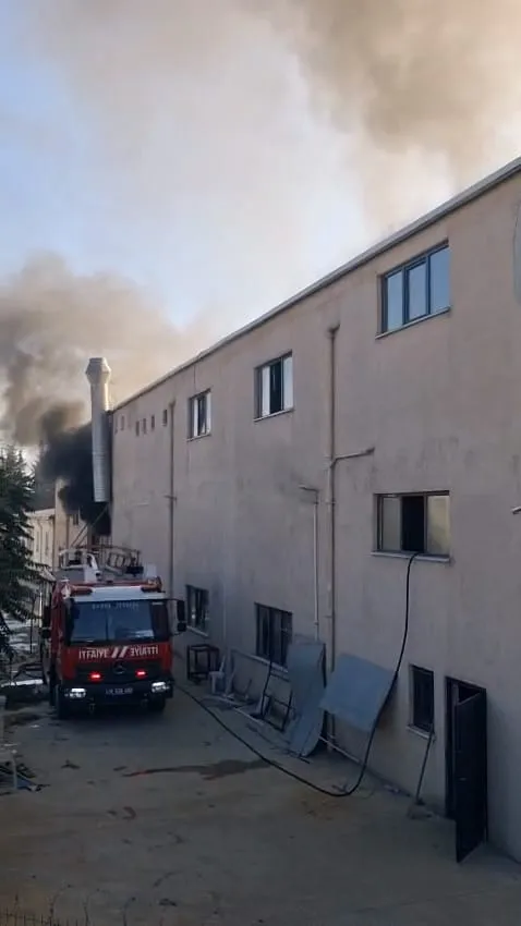 İnegöl’deki fabrikada korkutan yangın kısa sürede söndürüldü