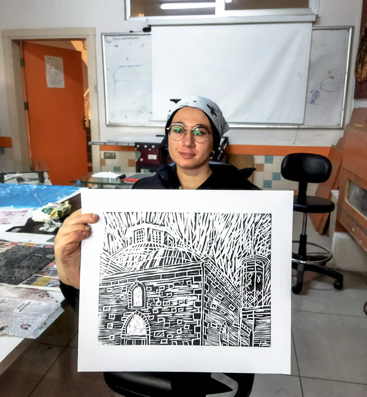Ayaklarıyla resim çizerek öğretmen oldu