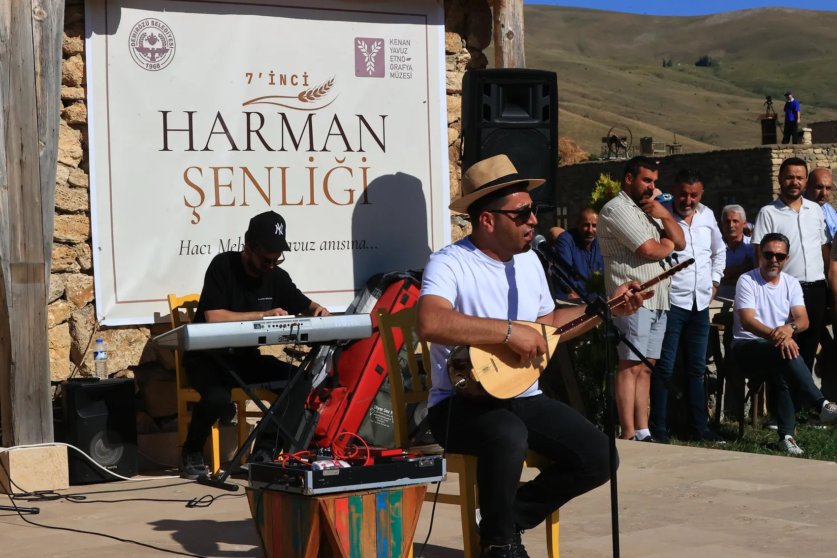 Bayburt’ta tırpanlı hasat mesaisi