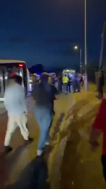 Büyükçekmece'de sabah mesaisi kâbusa döndü Servis otobüsü devrildi, 18 yaralı