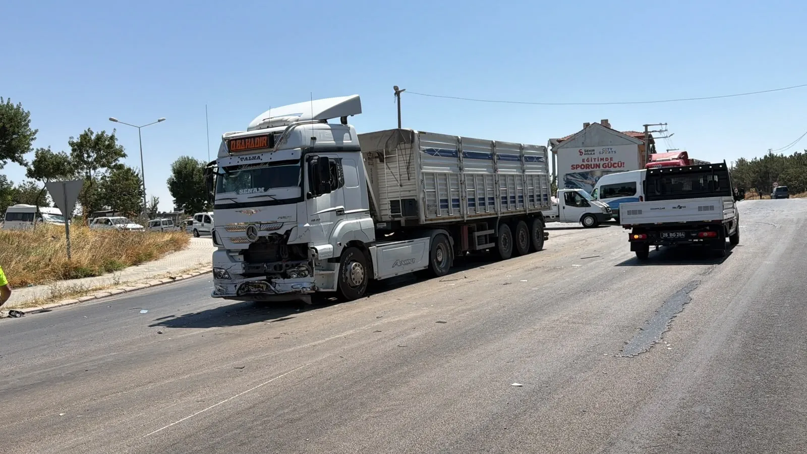 Eskişehir’de feci kaza Otomobil TIR’ın önünde metrelerce sürüklendi