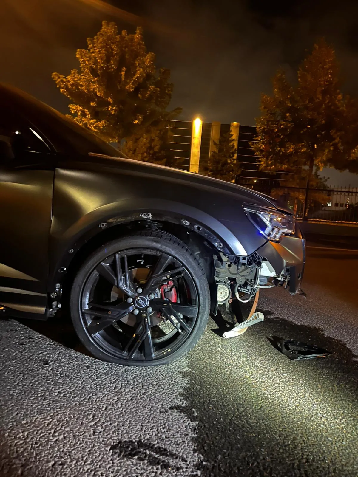 İnegöl'de gece yarısı dehşet Motosiklet sürücüsü önce refüje çarptı, sonra otomobilin altında kaldı