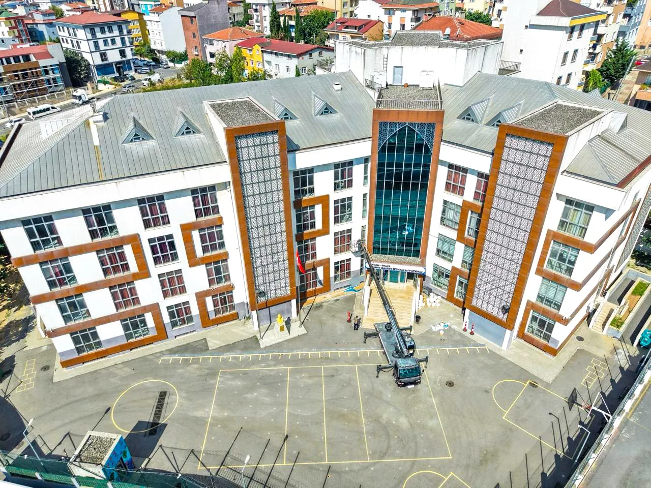 Ümraniye'de Okullara Yaz Temizliği Boya Badana Seferberliği