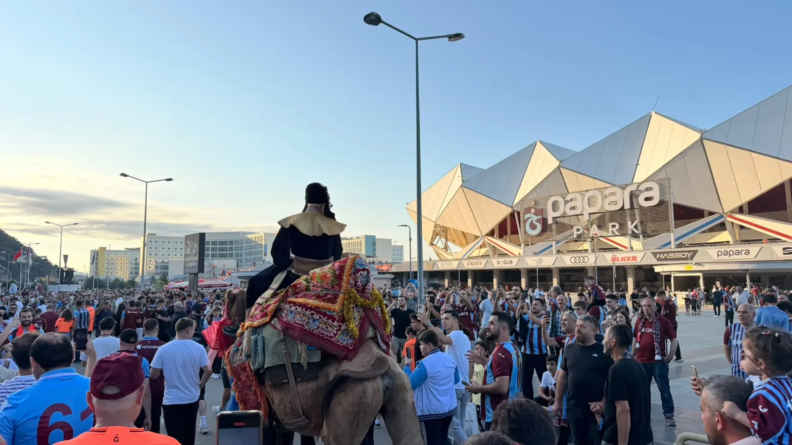 Trabzonspor taraftarı stadyuma deveyle geldi