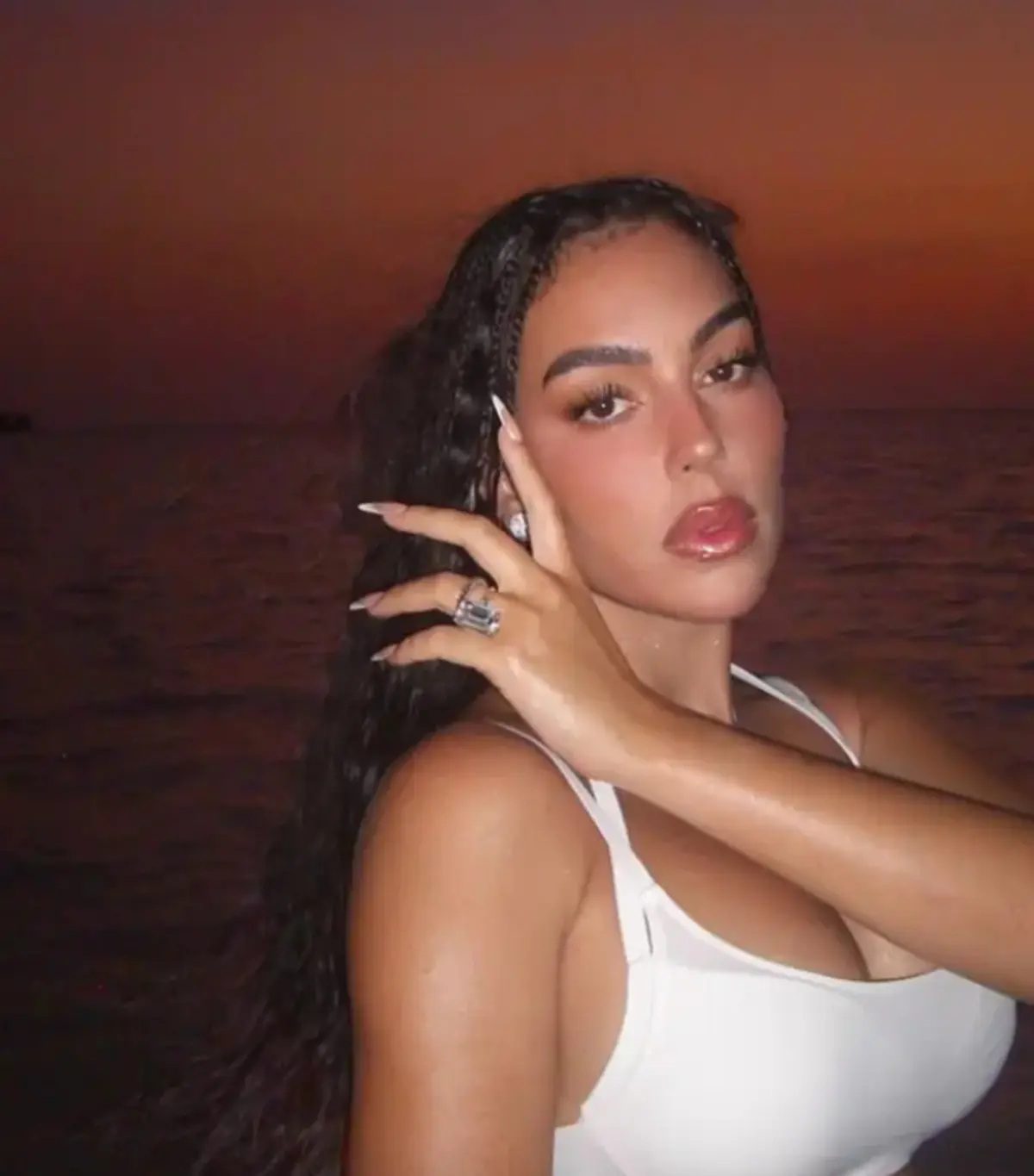 Georgina Rodriguez fiziği eleştirilince beyaz bikinisini giyip kıvrımlarını sergiledi! 2