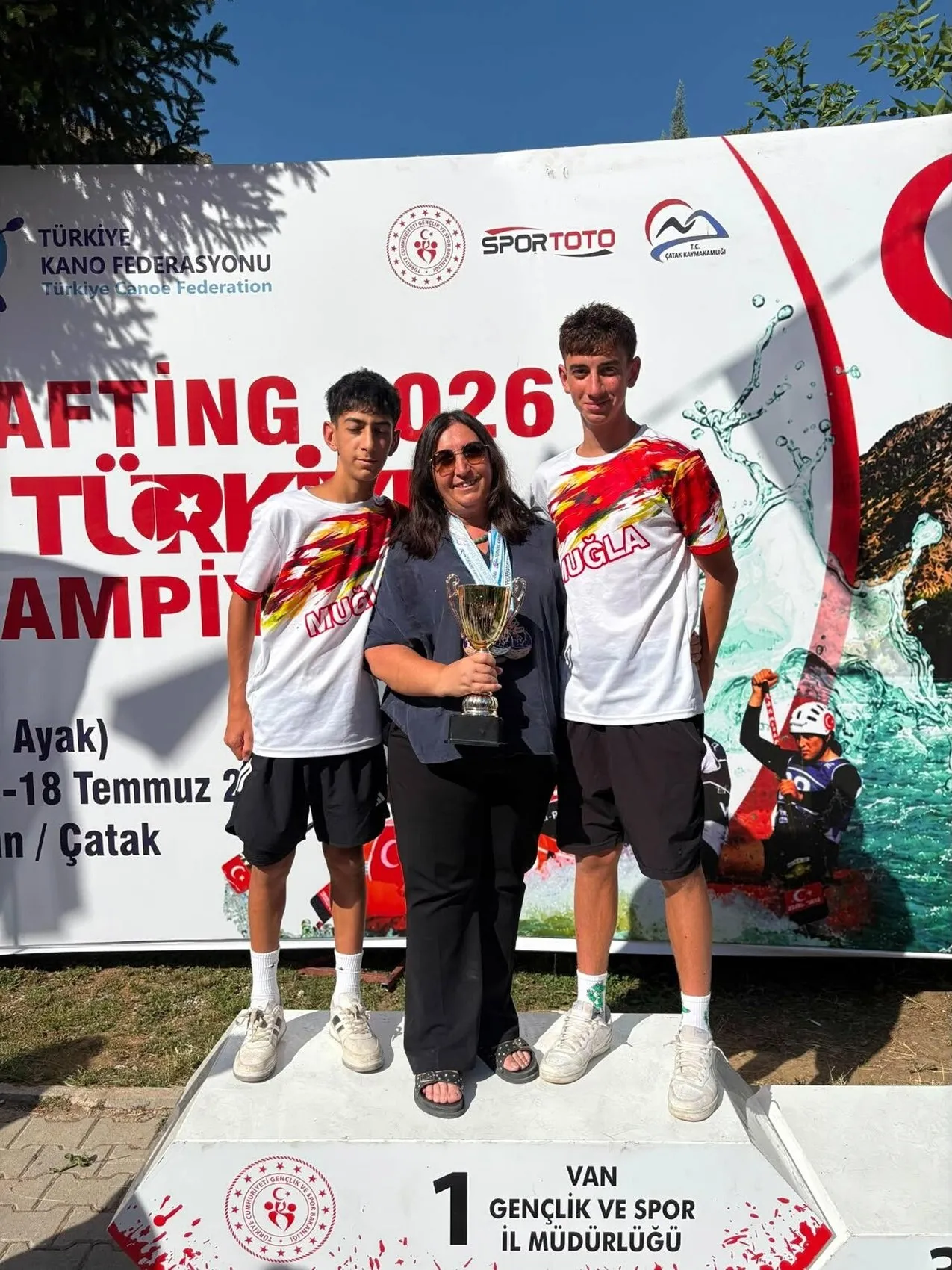 Dalamanlı öğrencilerin rafting başarısı teknoloji bağımlılığını bitirdi