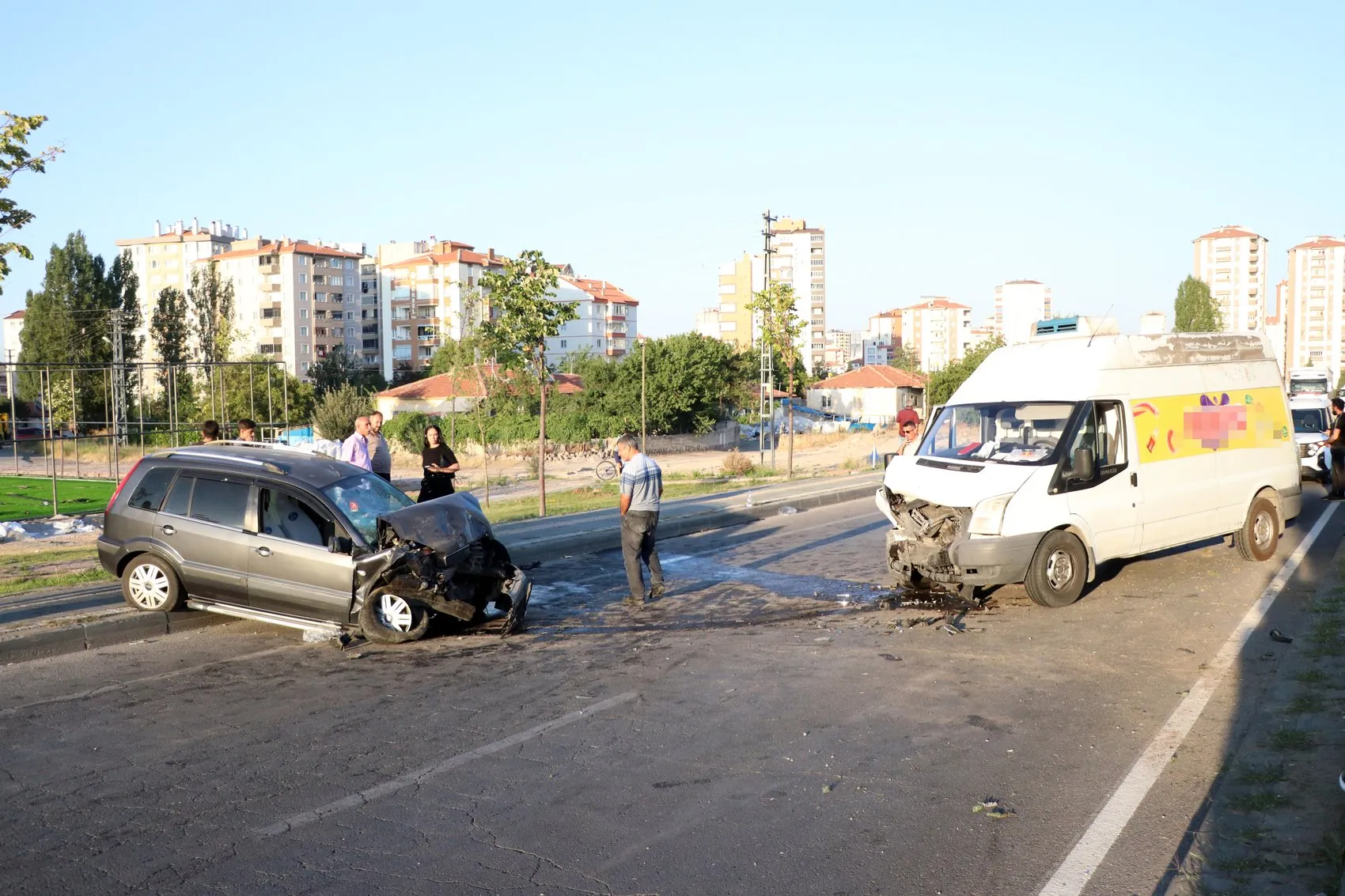 Kayseri'de kontrolden çıkan otomobil karşı şeritteki minibüse çarptı