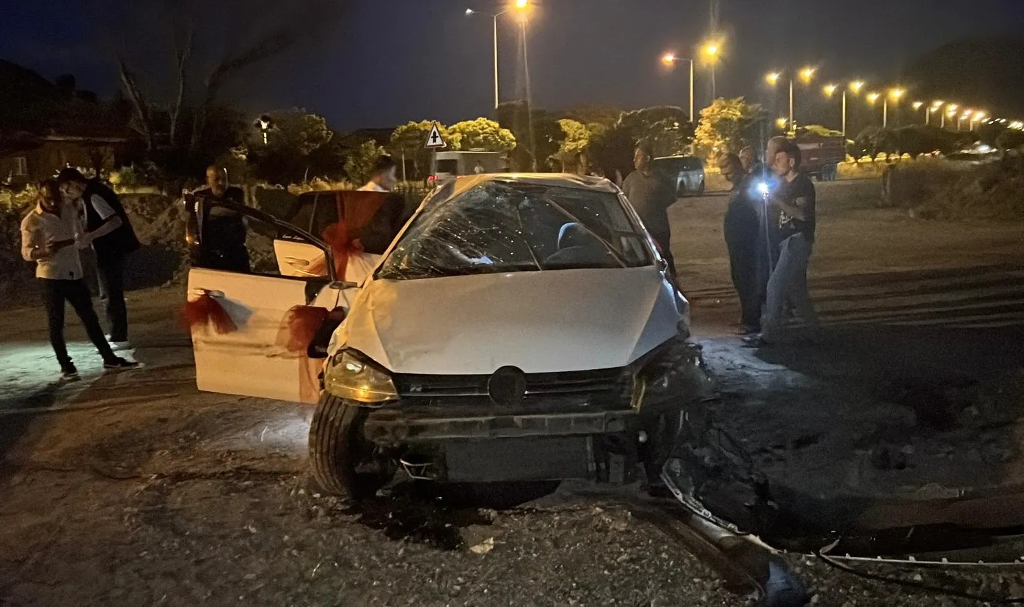 Düğün yolunda kaza Gelin ve damat hastanelik oldu