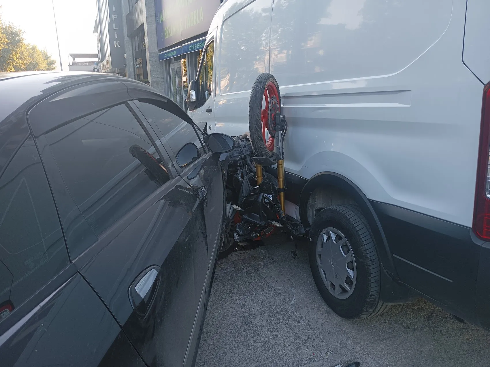 Bursa'da motosiklet kazası İki araç arasında sıkışan sürücü ağır yaralandı