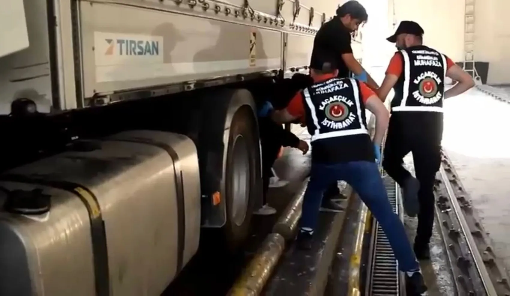 Sınır kapısında şaşırtan operasyon: Ünlü isim TIR dorsesinin altında yakalandı
