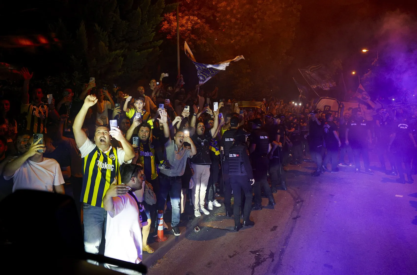 Fenerbahçe Ankara’ya geldi taraftar oteli bastı