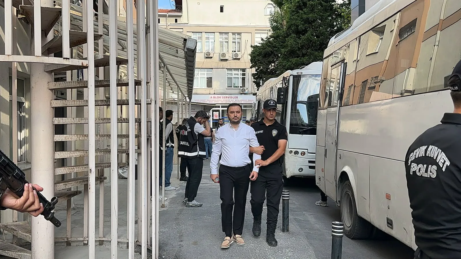 Kuşadası Belediyesi rüşvet operasyonunda 16 kişi adliyeye getirildi