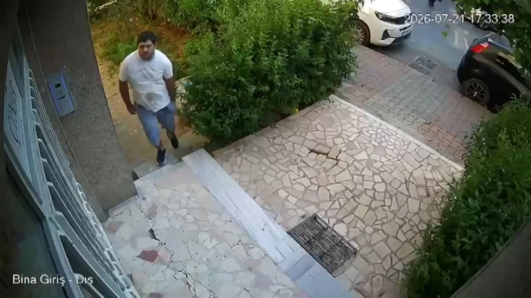 Sultangazi'de dehşet anları Komşusunu bıçaklayıp engelli bireyi yaraladı