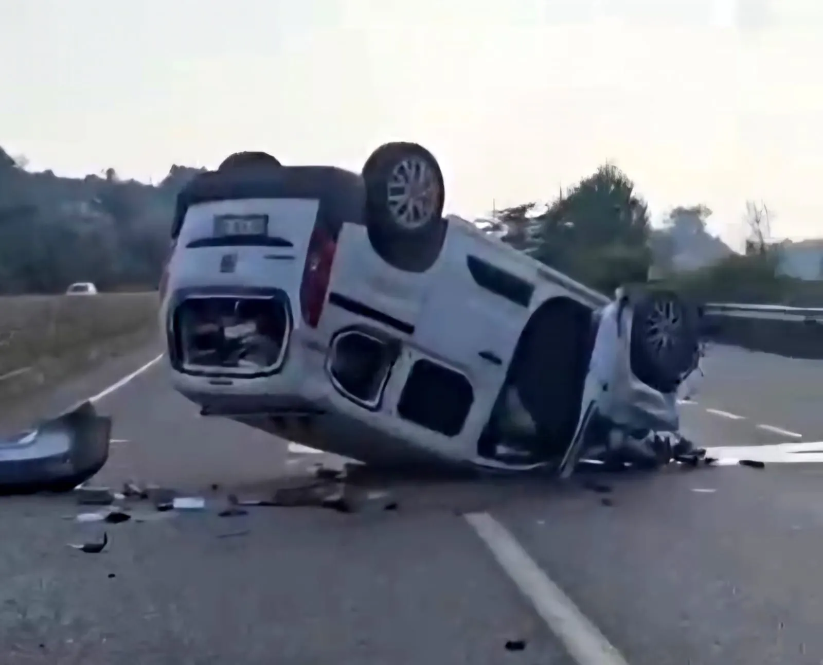 Kaynarca'da sabah kazası Hafif ticari araç ters döndü, 2 yaralı