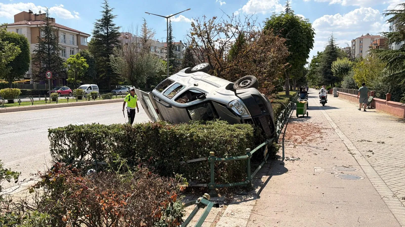 Eskişehir’de direksiyon hakimiyetini kaybeden sürücü kaza yaptı