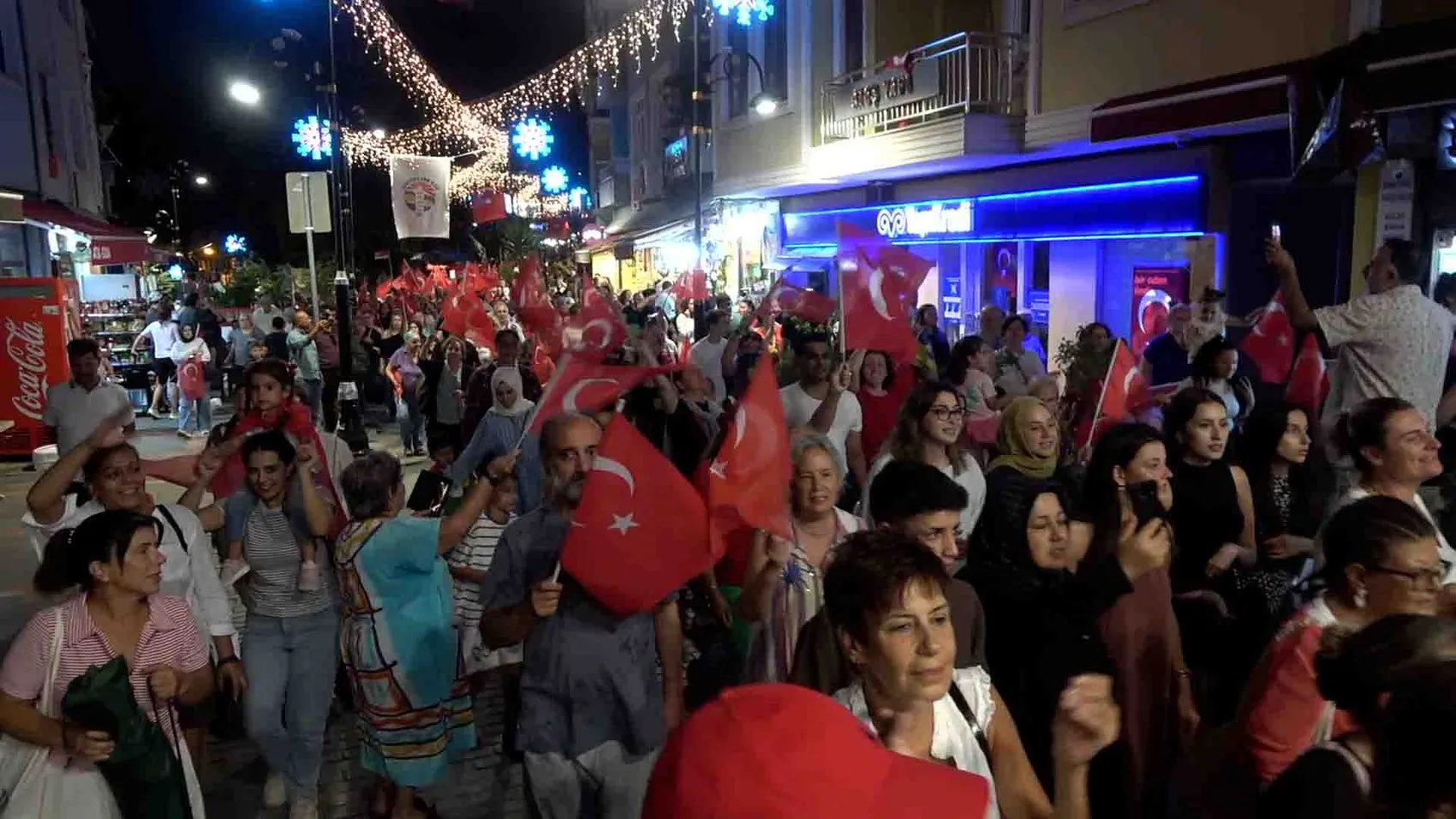 Şile sokaklarında bayram coşkusu: Zafer yürüyüşü renkli görüntülere sahne oldu
