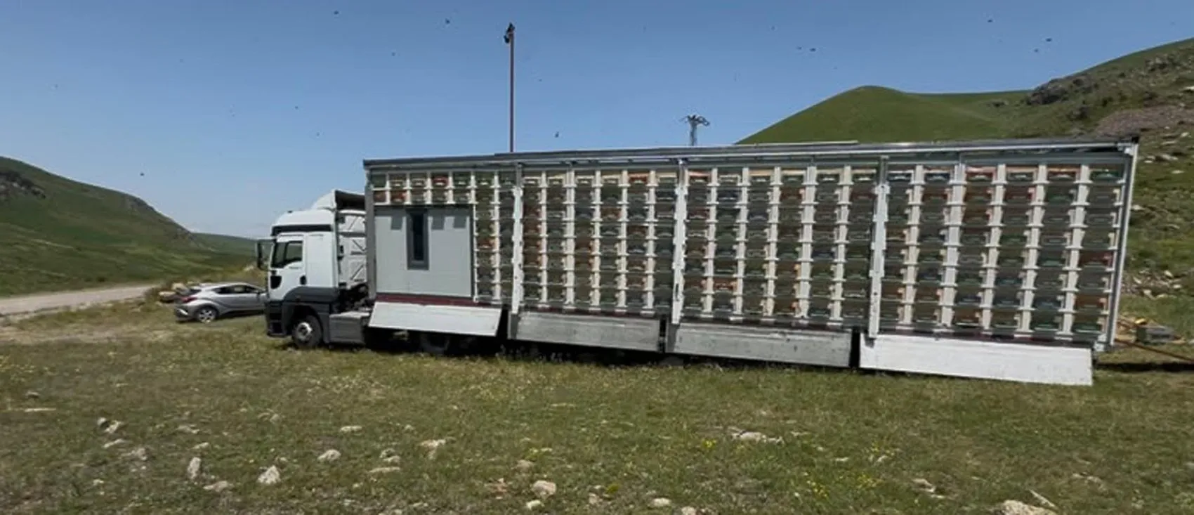 Karslı arıcıdan TIR dorsesinde devrim gibi bal üretimi