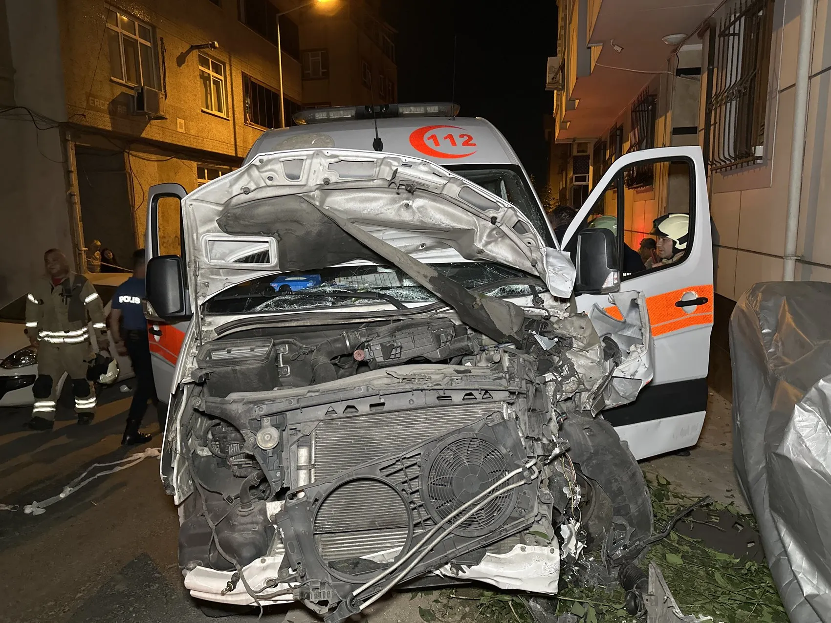 Bayrampaşa'da ambulans kazası 3 sağlık çalışanı yaralandı