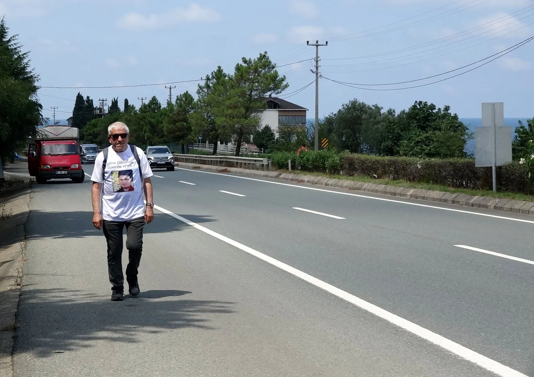 Çocuk ölümlerine dur demek için Trabzon'dan Ankara'ya yürüyor