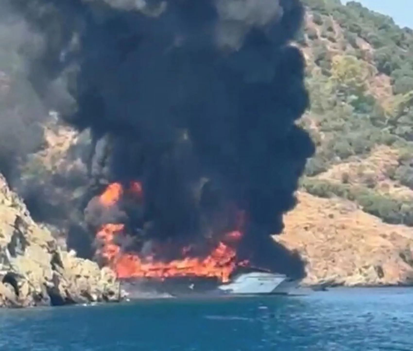 Fethiye'de gezi teknesi yandı 115 kişi denize atladı