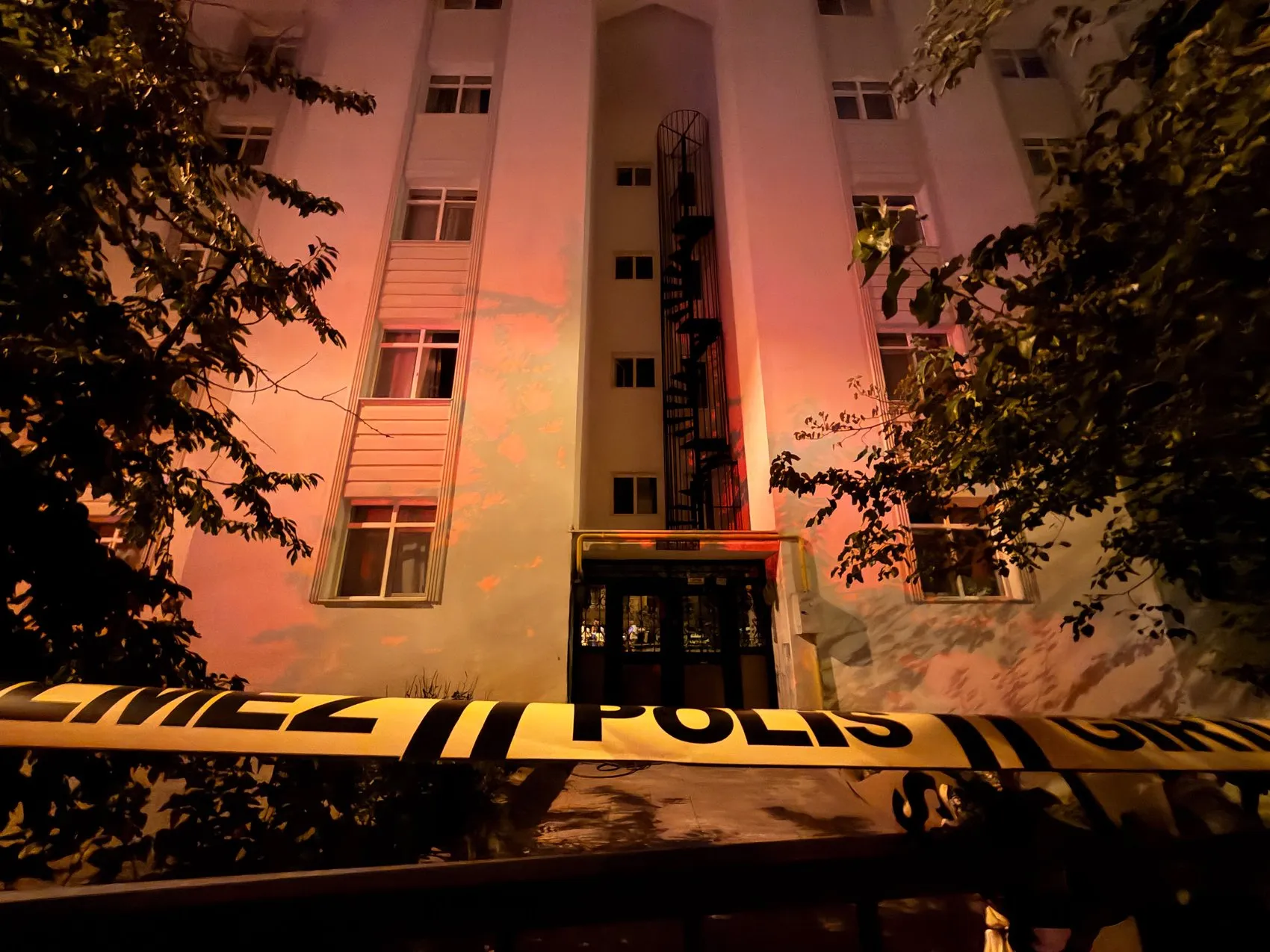 Bitişikteki kazı 5 katlı binayı kaydırdı, 12 daire boşaltıldı