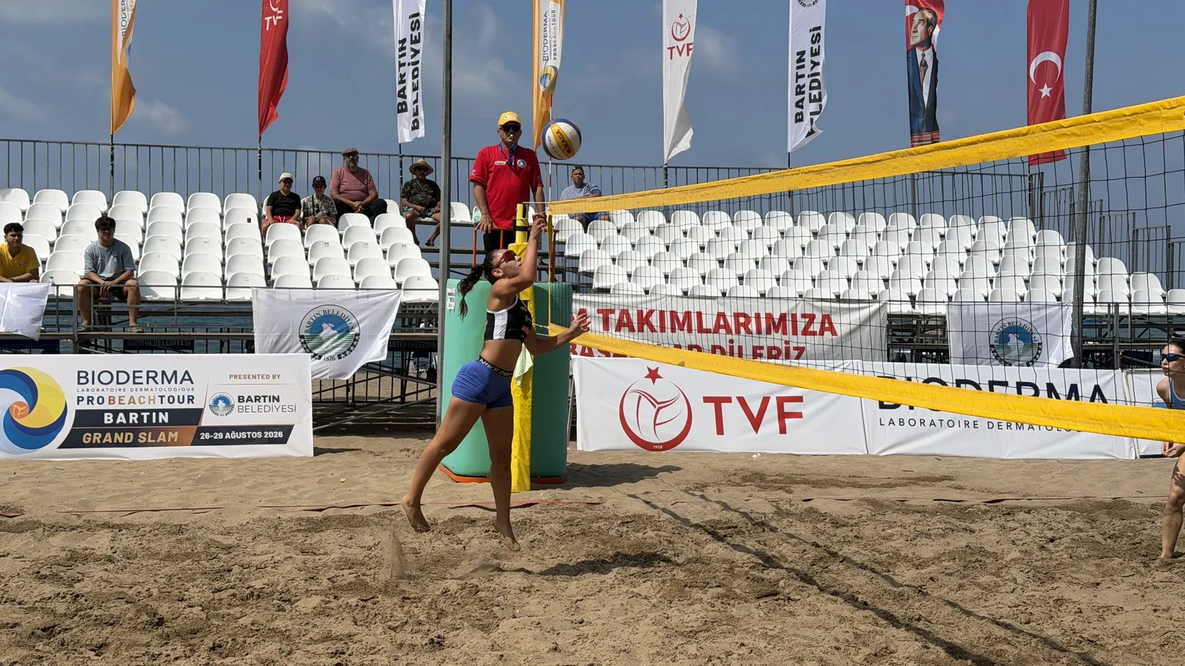 İnkumu'nda 3 gün sürecek plaj voleybolu şöleni başladı