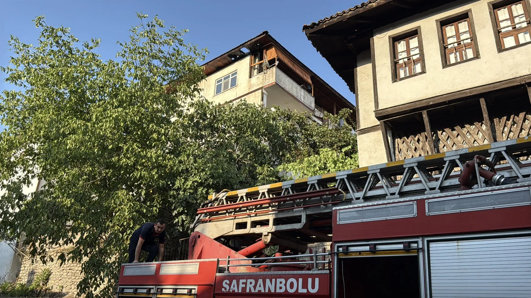 Safranbolu’da üç katlı binanın çatısı alevlere teslim oldu