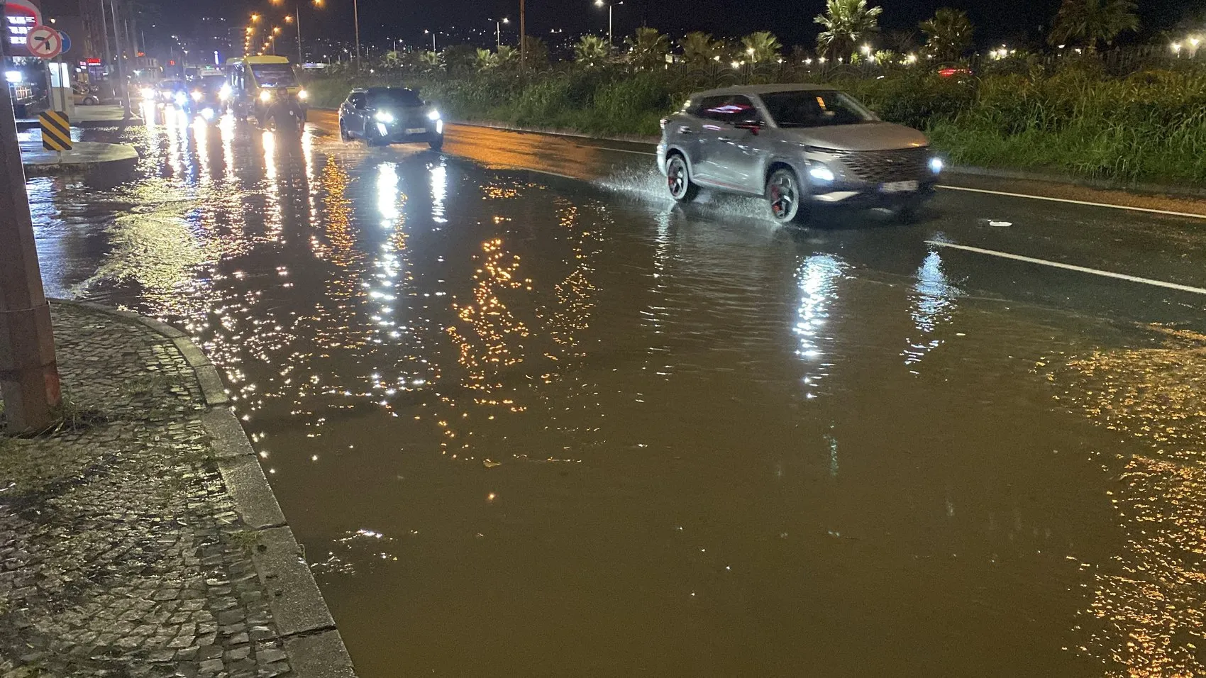Rize'de gökyüzü boşaldı: Şehir merkezi sular altında kaldı