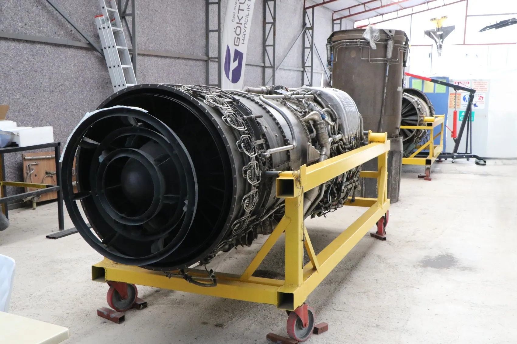 Samsunlu öğrenciler F-4 savaş uçağı motorunu söküp takıyor