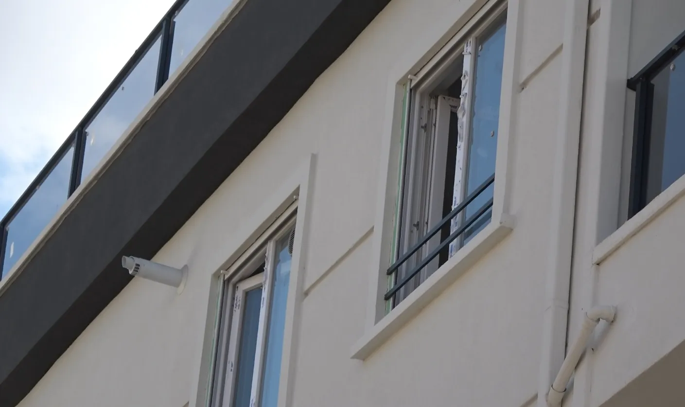 Aksaray'da temizlik işçisi genç kadın balkondan beton zemine çakıldı