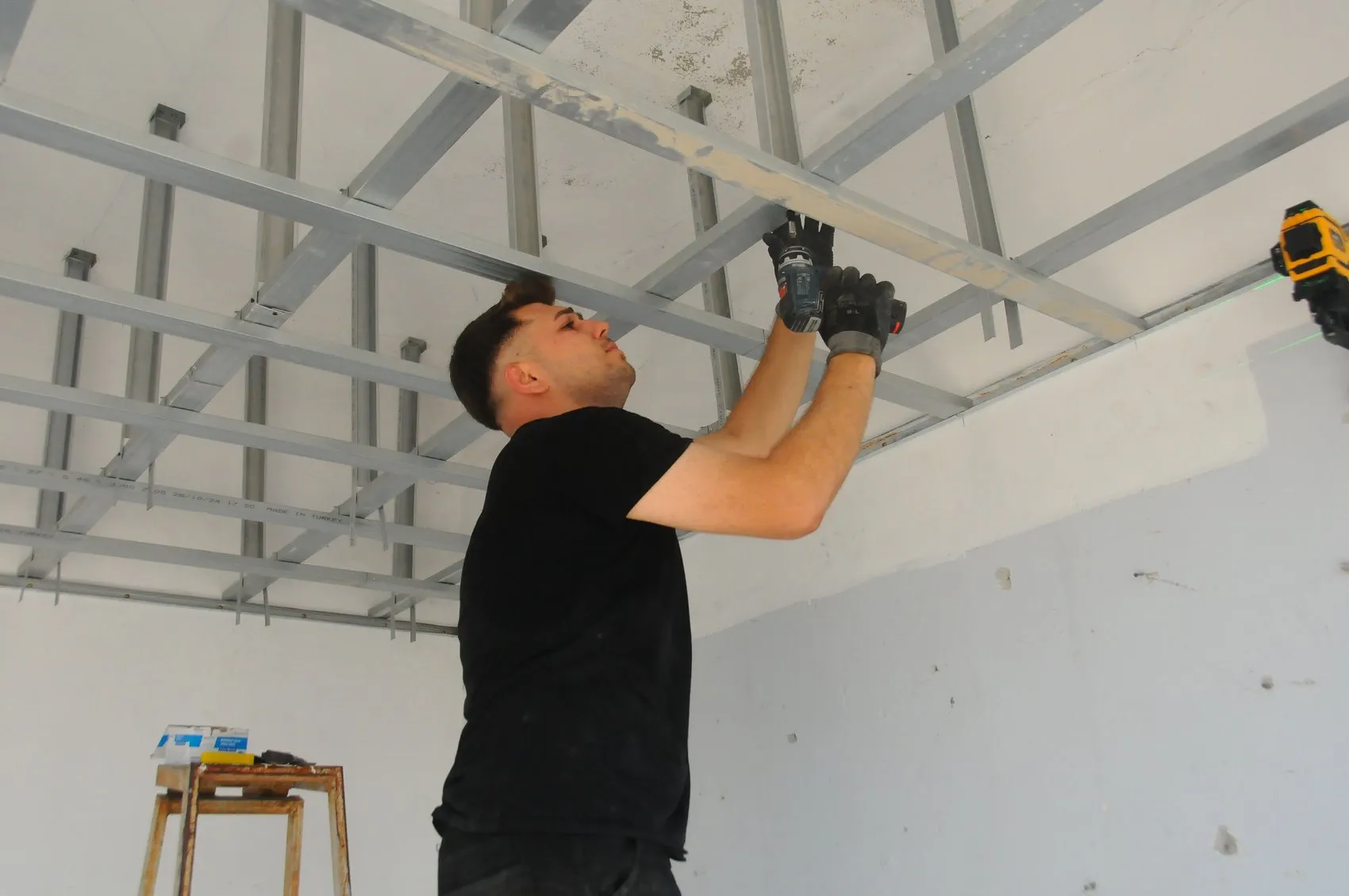 Hatay sokaklarında gündüz elektrikçi gece müzisyen