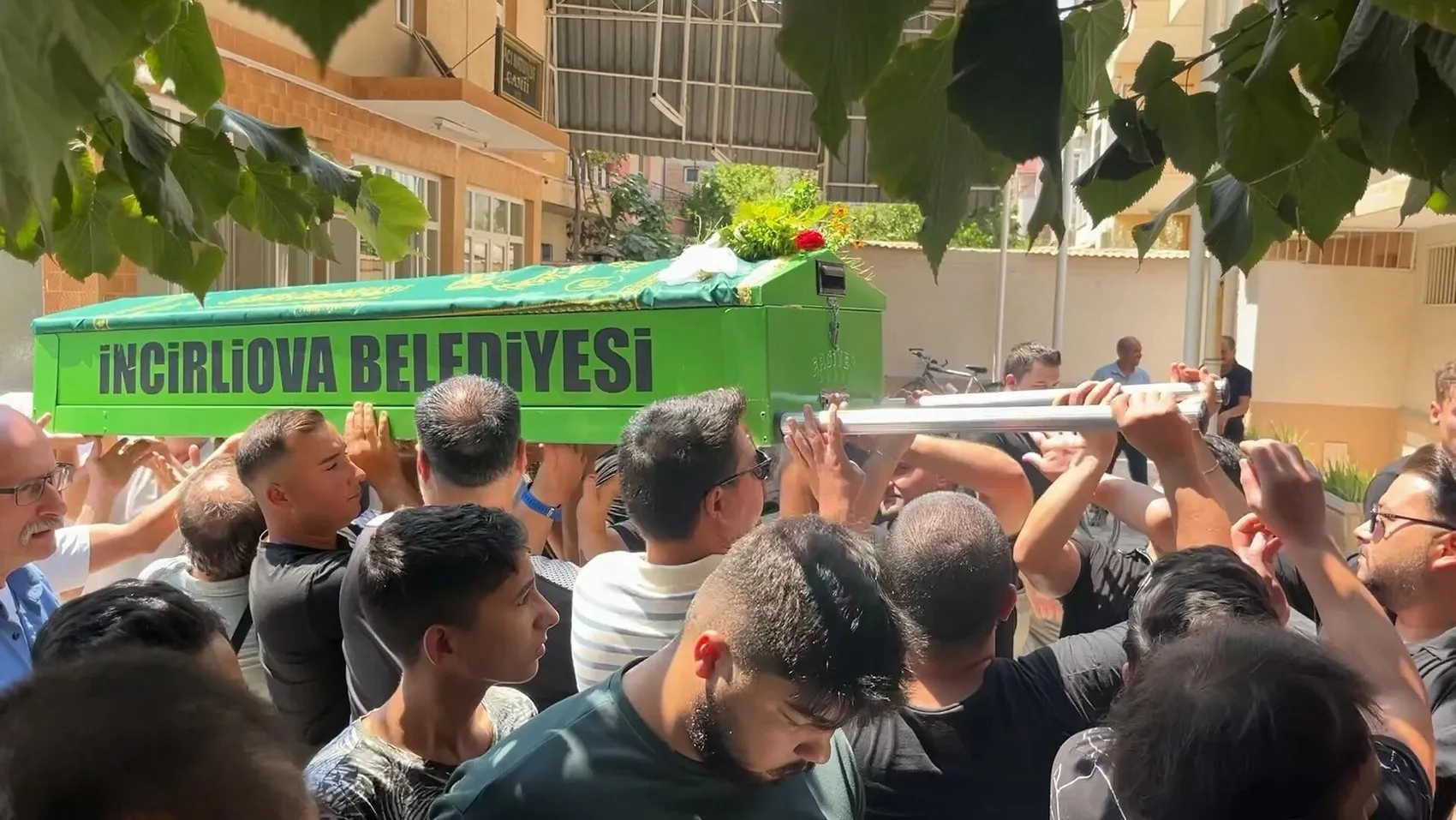 Aydın’da feci kazada hayatını kaybeden sağlıkçı son yolculuğuna uğurlandı