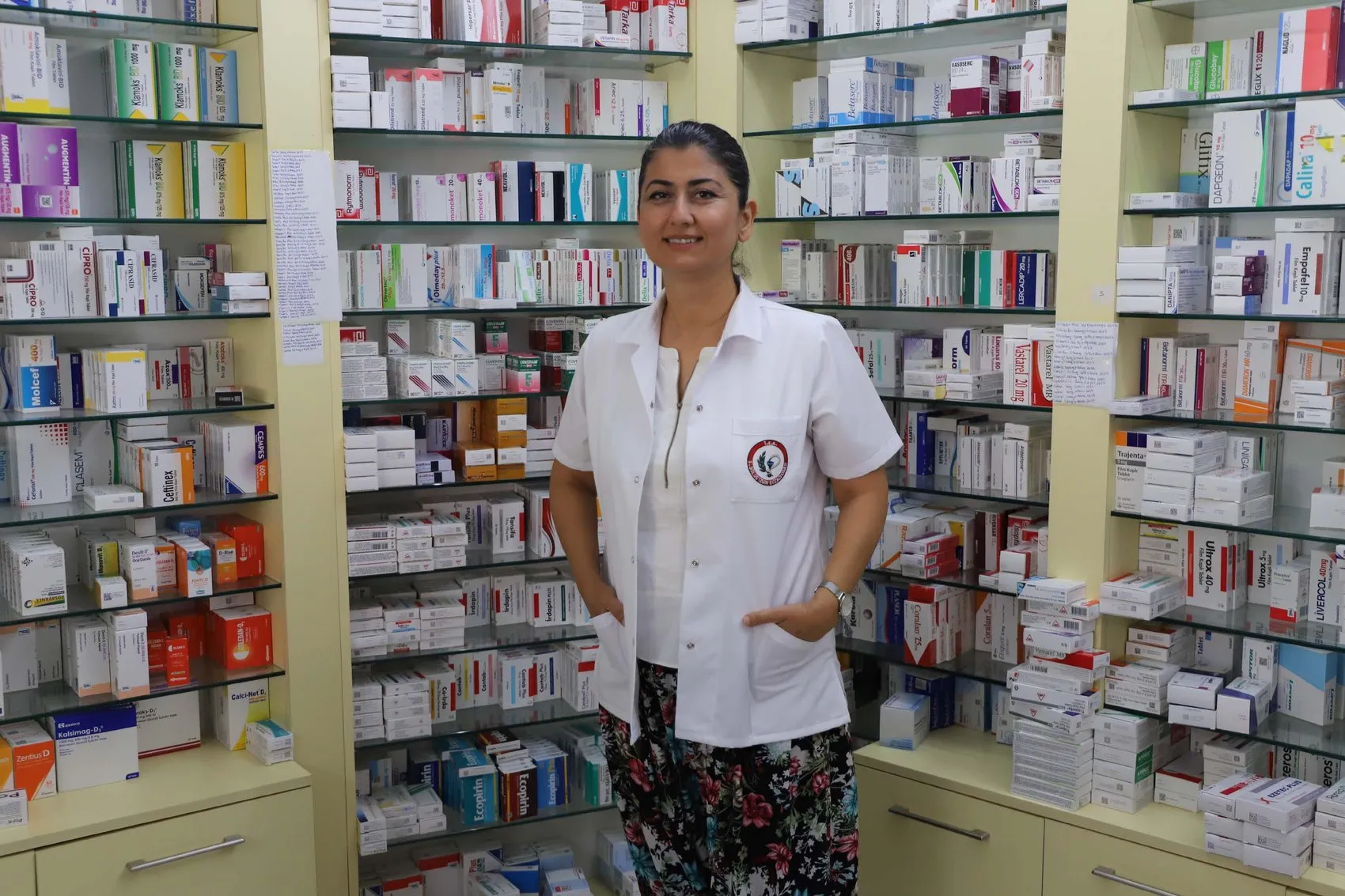 Eczacı Yeliz Dermancı beyaz önlüğü şalvarla değiştiriyor