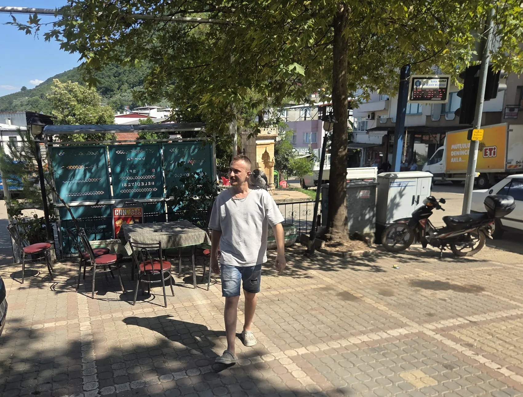 Göl kıyısında bulduğu kargayla ayrılmaz ikili oldu