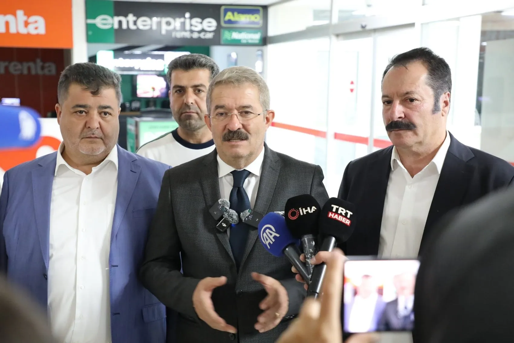 İlk uçuşun yolcuları Van’da çiçeklerle karşılandı Tahran’dan 80 turist geldi
