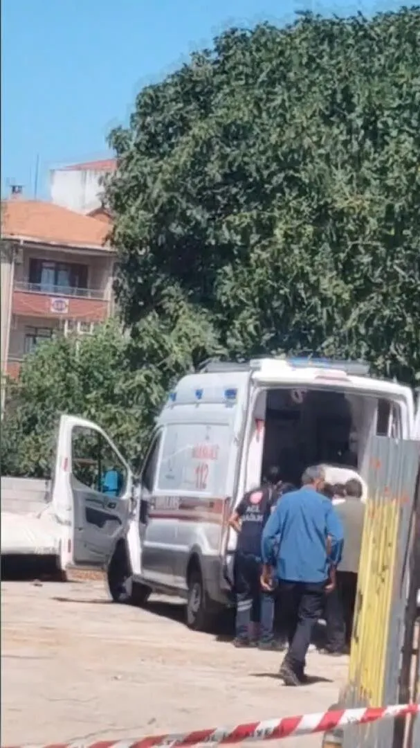 Sultanbeyli’de çatı kazası İki işçi ağır yaralandı