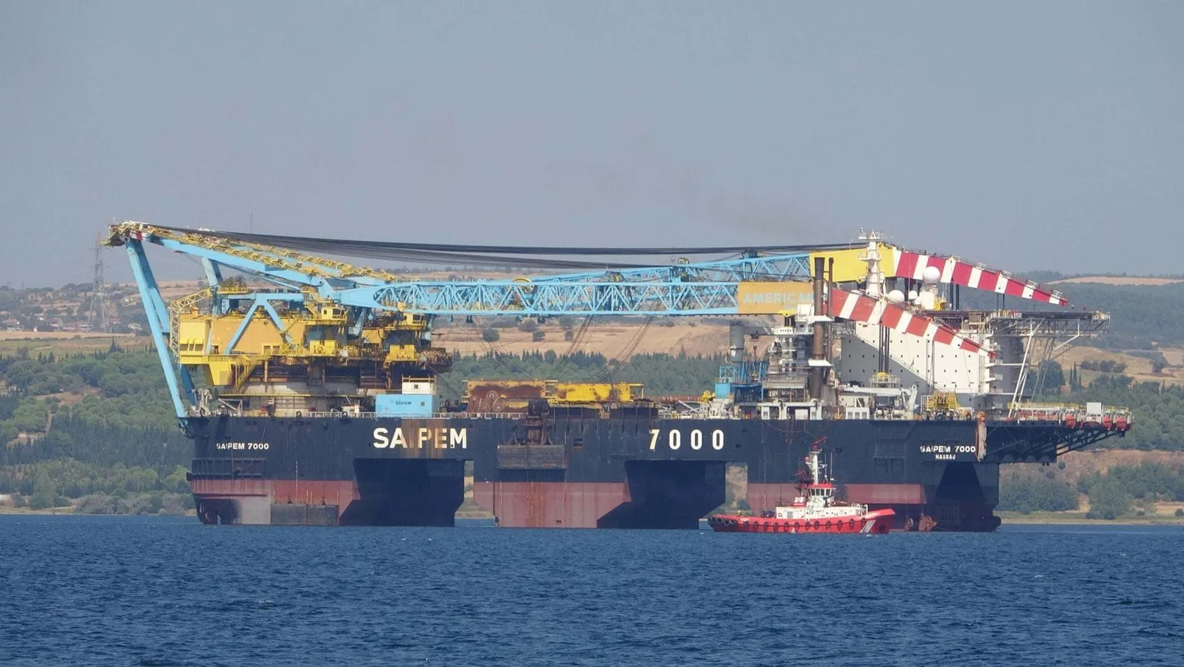 Dünyanın en büyük vinç gemisi Çanakkale Boğazı'ndan geçti