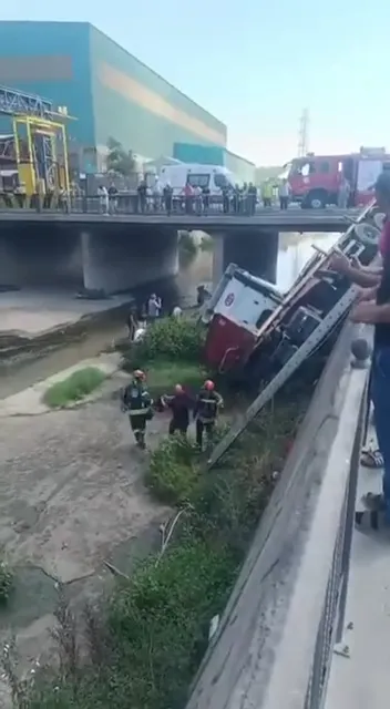 Dilovası’nda rulo sac yüklü TIR dereye uçtu