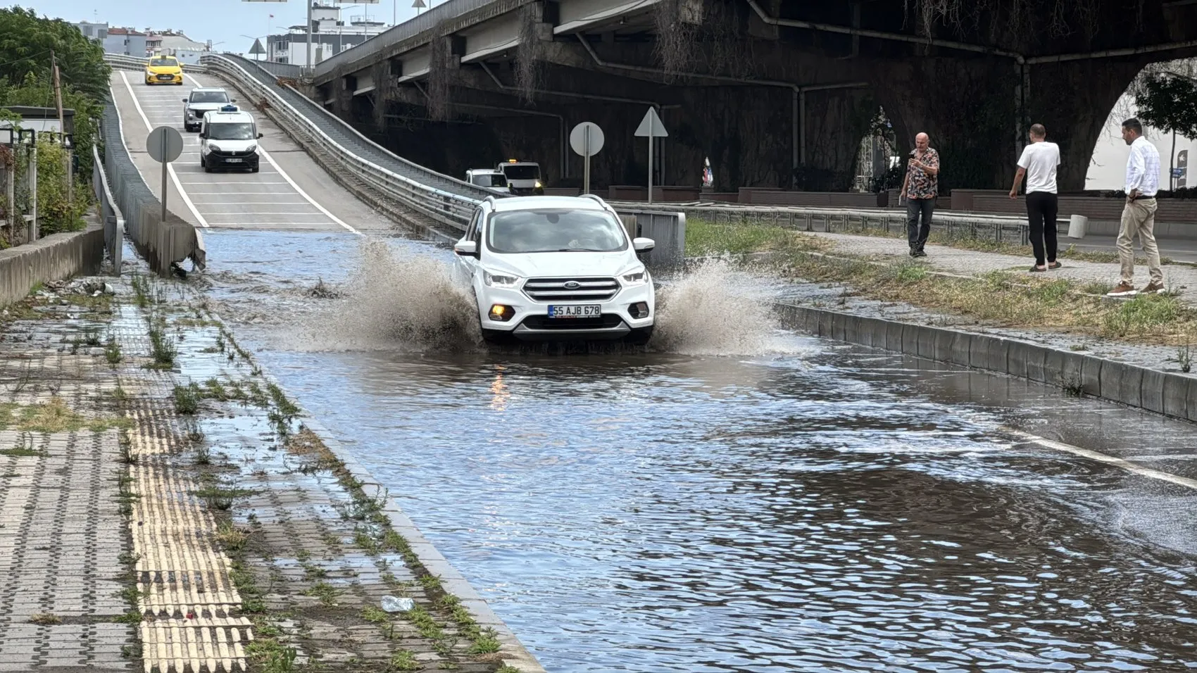 Samsun’da şiddetli yağış trafiği felç etti